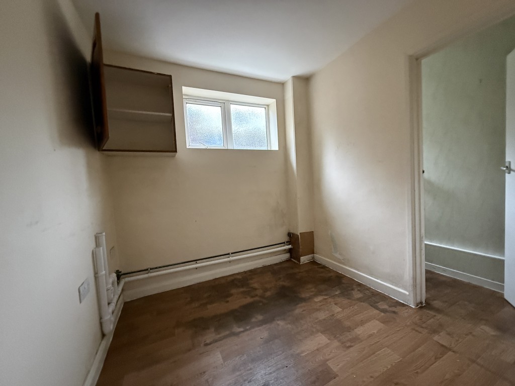 Lot: 79 - SUBSTANTIAL VICTORIAN HOME REQUIRING REFURBISHMENT - Utility room